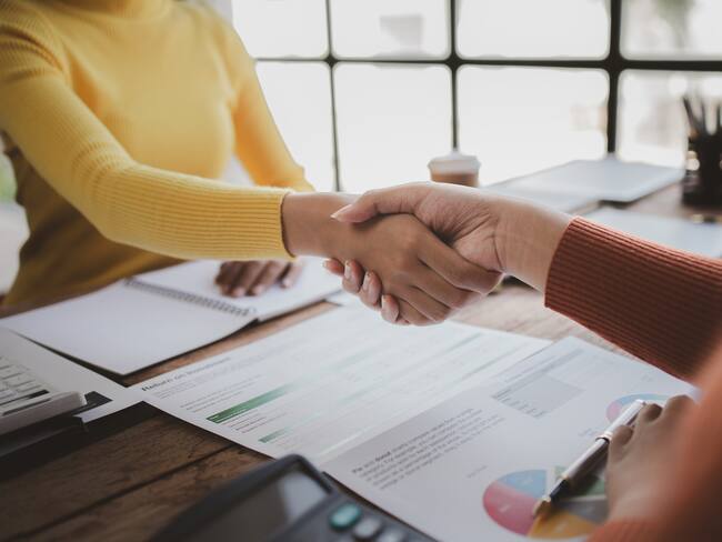 Persona adquiriendo un CDT en un banco. Foto: Getty Images.