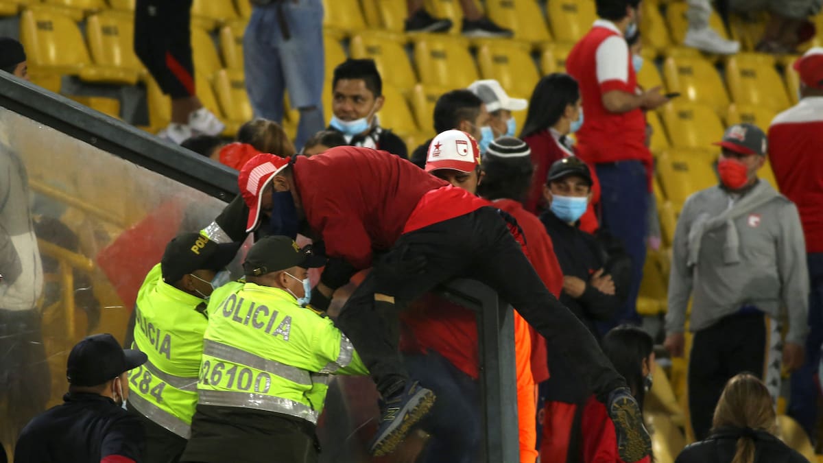 No hay reporte de personas lesionadas: Alcaldía tras riña por hinchas de Santa Fe en Bogotá