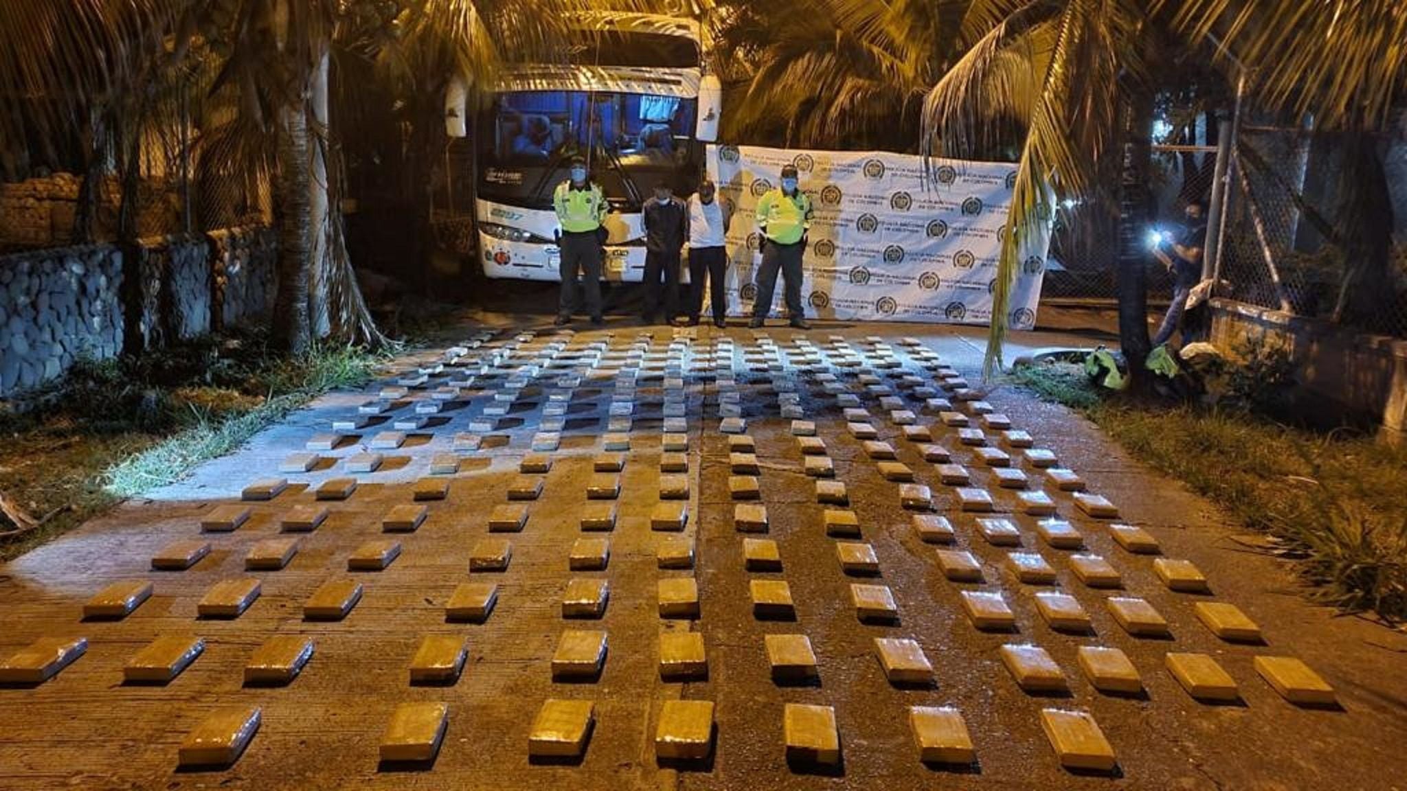Las autoridades hallaron en el vehiculó más de 200 kilos de cocaína, ocultos en dos compartimentos. Foto: Policía Valle