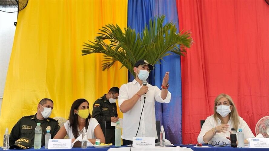El ministro el interior, Daniel Palacios, encabezó un consejo de seguridad en Buenaventura en compañía de la Fuerza Pública, el alcalde de la ciudad, la gobernadora del Valle del Cauca y otras entidad. Foto: Ministerio del Interior