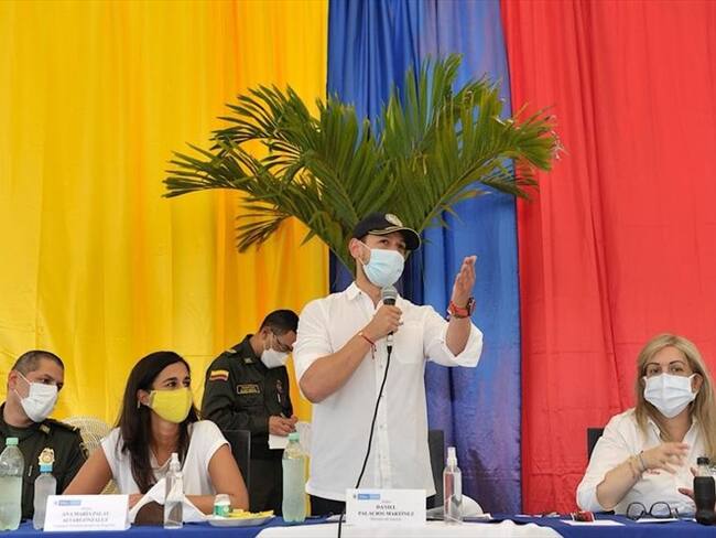 El ministro el interior, Daniel Palacios, encabezó un consejo de seguridad en Buenaventura en compañía de la Fuerza Pública, el alcalde de la ciudad, la gobernadora del Valle del Cauca y otras entidad. Foto: Ministerio del Interior