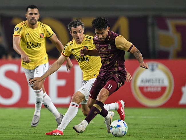 Tolima's Argentine forward #11 Gonzalo Lencina (R) and Melgar's Argentine midfielder #15 Horacio Orzan fight for the ball during the Copa Libertadores qualification second round first leg football match between Colombia's Deportes Tolima and Peru's Melgar at the Manuel Murillo Toro stadium in Ibague, Colombia, on February 20, 2025. (Photo by RAUL ARBOLEDA / AFP) (Photo by RAUL ARBOLEDA/AFP via Getty Images)