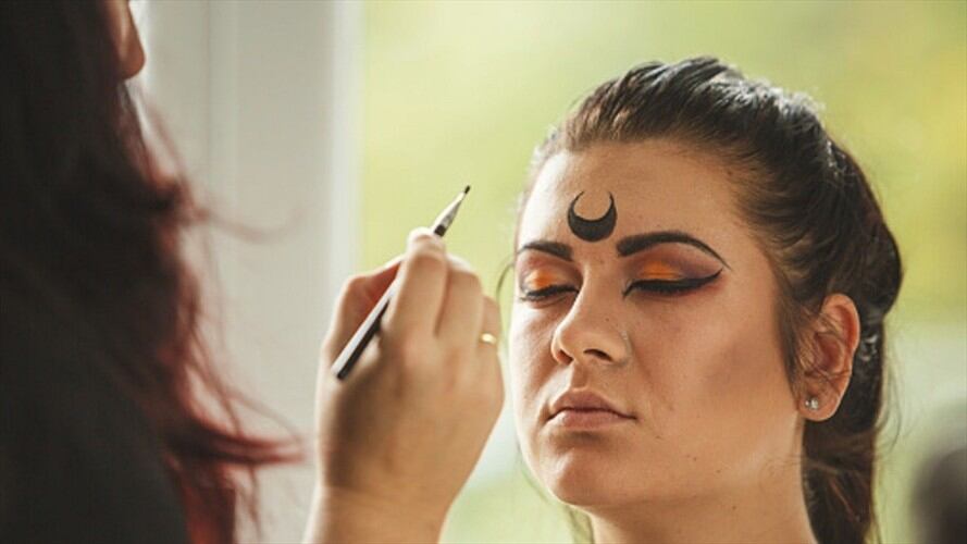 Varios youtubers han realizado tutoriales para quienes necesitan disfrazarse de manera original a último minuto.. Foto: Getty Images