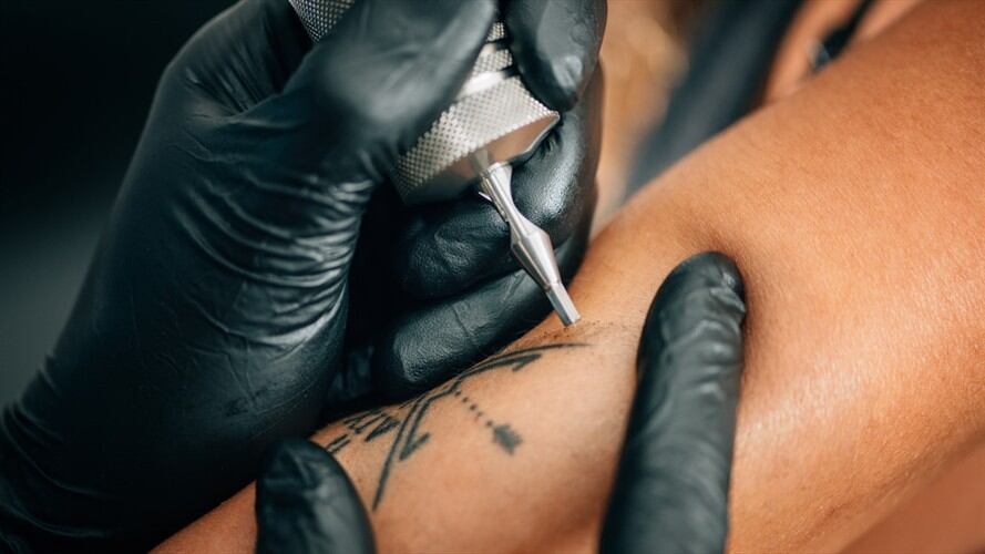 Hombre se tatuó el nombre de su hijo y luego descubrió que no era su padre. Foto: