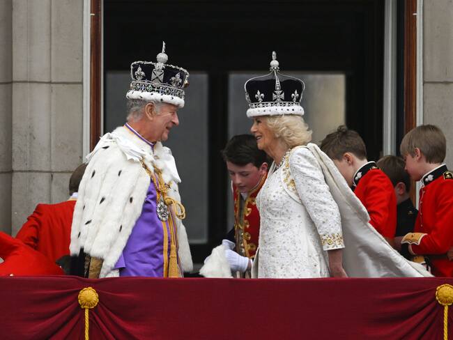 Rey Carlos III y la reina Camila saludaron desde el balcón del palacio de Buckingham