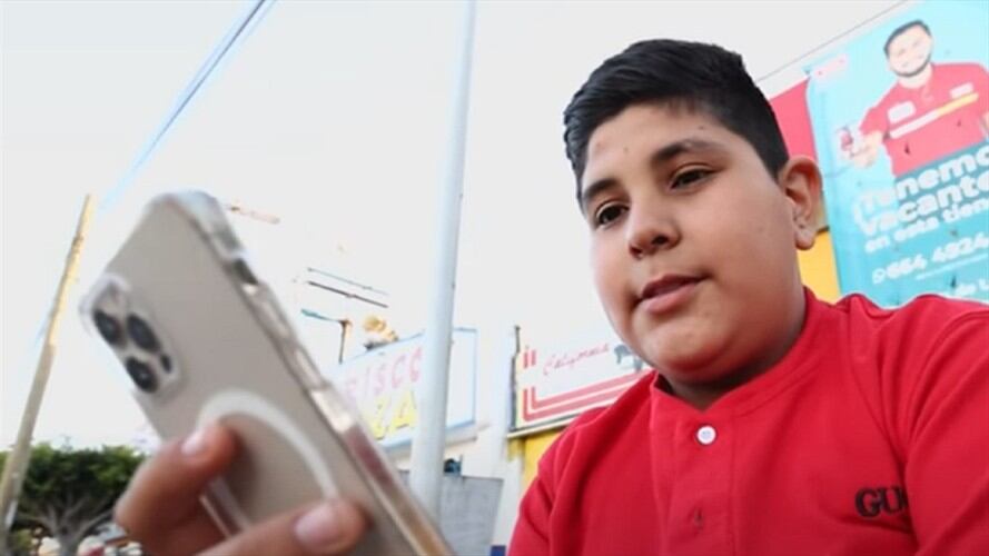 Elías, el ‘niño del Oxxo’ que se hizo famoso por un video en TikTok. Foto: YouTube: Yulay