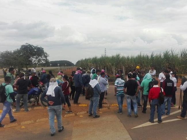 Desde hace dos días, un grupo de manifestantes bloquean el acceso a la planta de producción de etanol de Bioenergy, ubicada en Puerto López, Meta. Foto: Colprensa