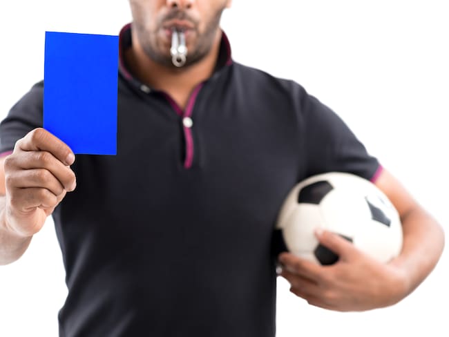 Imagen de referencia, tarjeta azul en el fútbol. Foto: Getty Images.