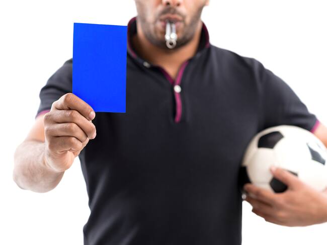 Imagen de referencia, tarjeta azul en el fútbol. Foto: Getty Images.