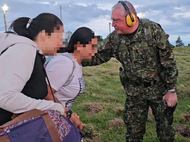 Las mujeres fueron transportadas hasta la ciudad de Popayán. Crédito: Ejército Nacional.