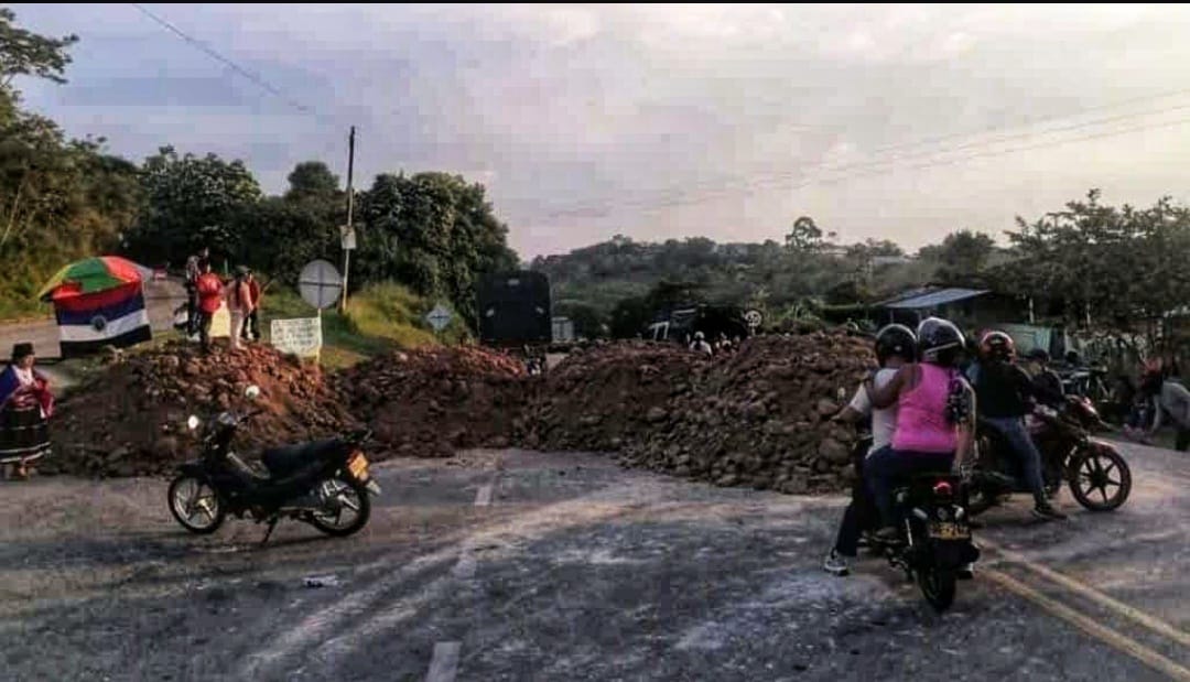 Para impedir la movilidad en la carretera, se esparció tierra con volquetas. Crédito: Red de Apoyo, Cauca.