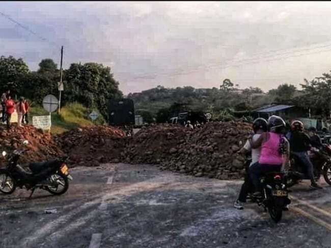 Para impedir la movilidad en la carretera, se esparció tierra con volquetas. Crédito: Red de Apoyo, Cauca.