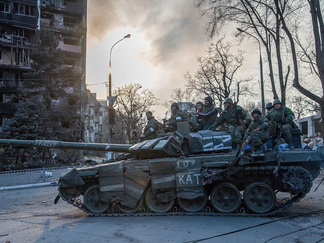 MARIUPOL, UKRAINE - 2022/04/16: A DPR tank in a burning Mariupol neighborhood drives towards the Azovstal plant- one of the final pockets of Ukrainian resistance. The battle between Russian / Pro Russian forces and the defending Ukrainian forces led by the Azov battalion continues in the port city of Mariupol. (Photo by Maximilian Clarke/SOPA Images/LightRocket via Getty Images)