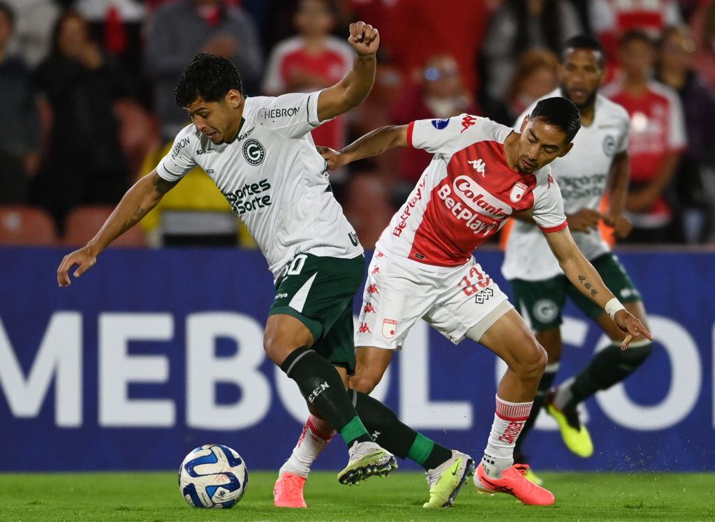 Julian Palacios de América Goias (izquierda) y Fabian Sambueza de Independiente Santa Fe (derecha) durante partido de Copa Sudamericana. 28 de junio 2023. Foto: JUAN BARRETO/AFP via Getty Images.