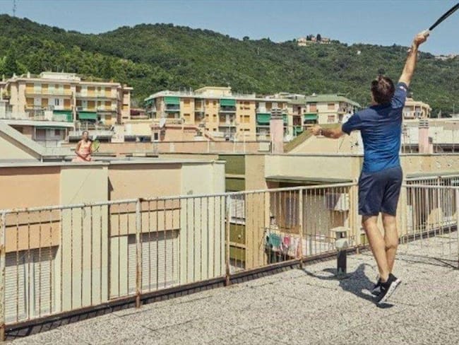 Las niñas se habían dado a conocer en redes sociales por realizar un partido de tenis desde diferentes terrazas en Italia.. Foto: