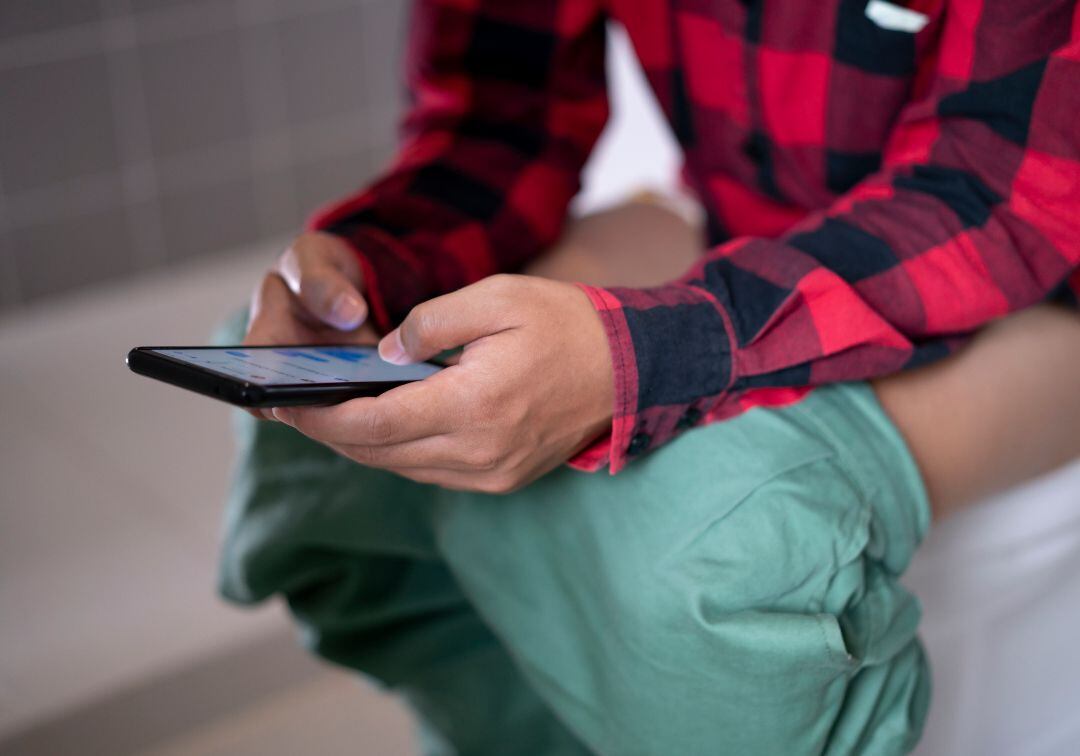 La razón por la que no debería usar el celular en el baño - Getty Images