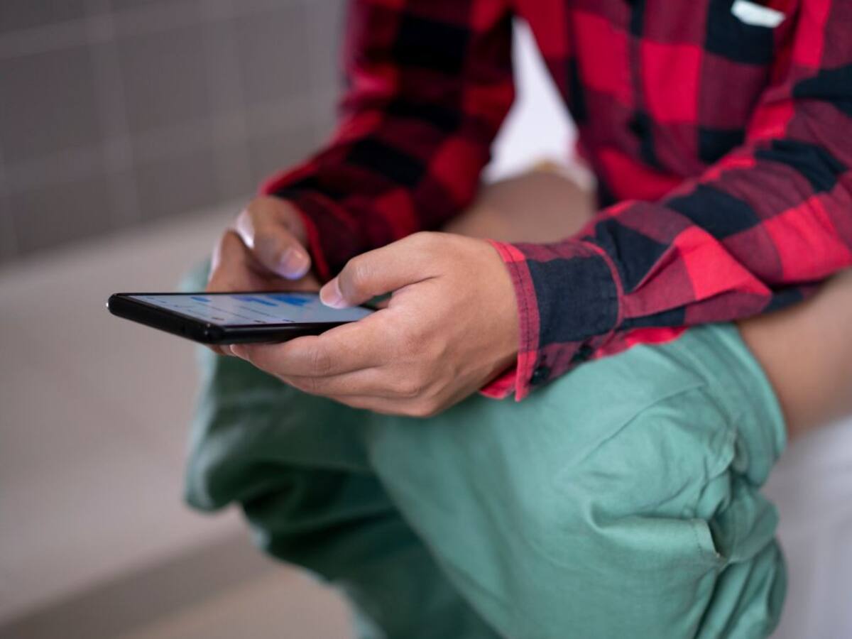 La razón por la que no debería usar el celular en el baño