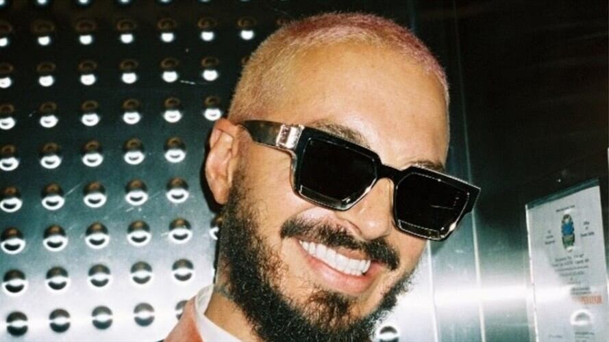 J Balvin anuncia su nueva canción posando al lado de un carrito de 'hot dogs'. Foto: Colprensa