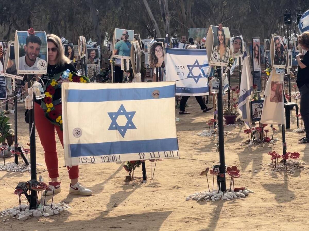 La W desde el lugar de la masacre del Festival Super Nova en Israel