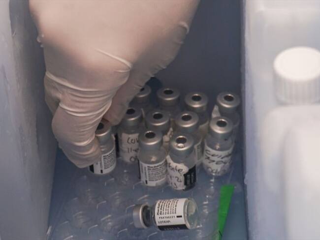 La Dirección de Información, Análisis y Reacción Inmediata (DIARI) identificó 110 personas vacunadas que fueron reportadas como fallecidas. Foto: Getty Images / DANIEL GARZÓN HERAZO