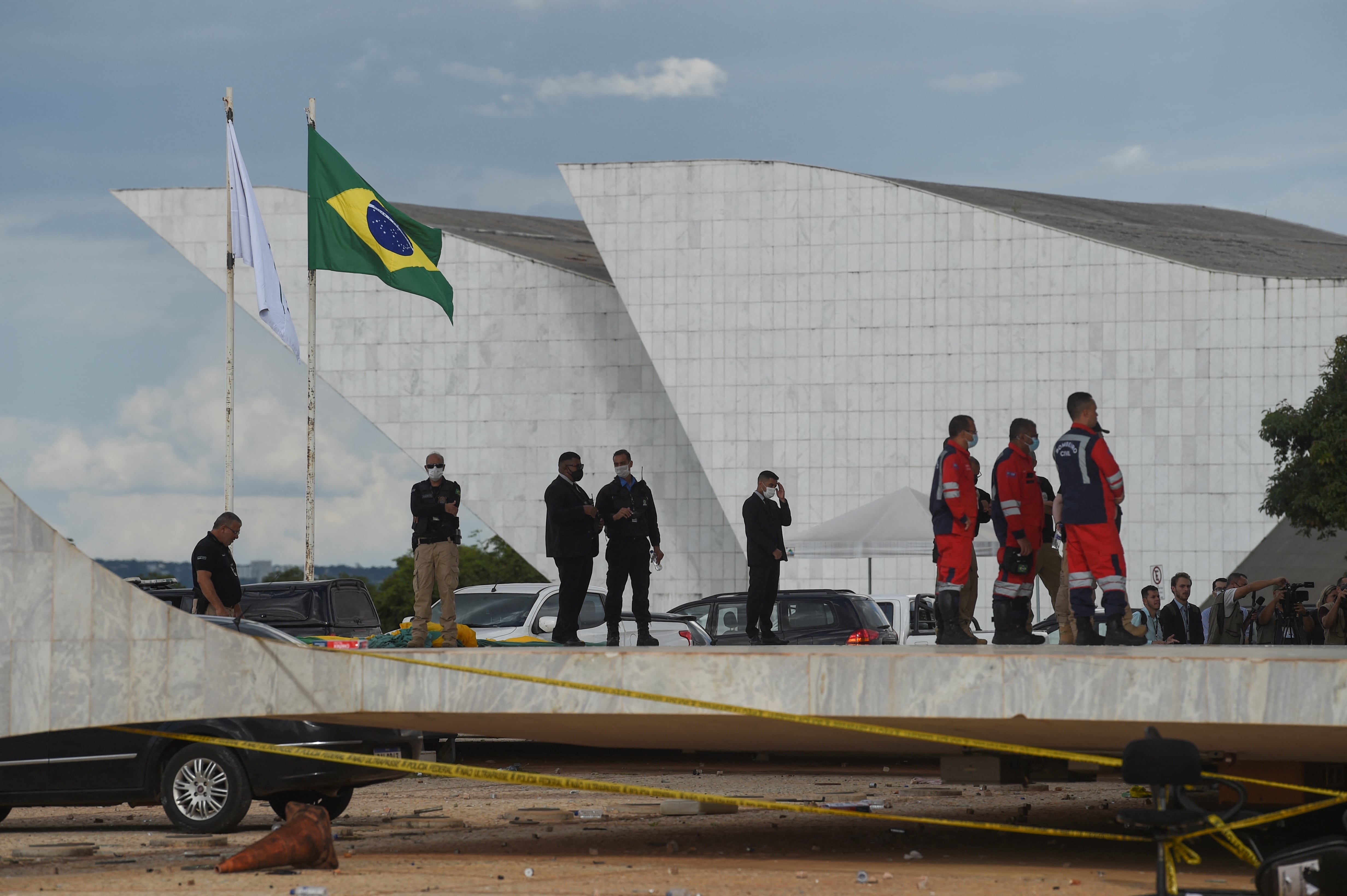 La policía y las autoridades inspeccionan los daños en el edificio de la Corte Suprema en Brasilia el 10 de enero de 2023. Foto de CARL DE SOUZA/AFP vía Getty Images.