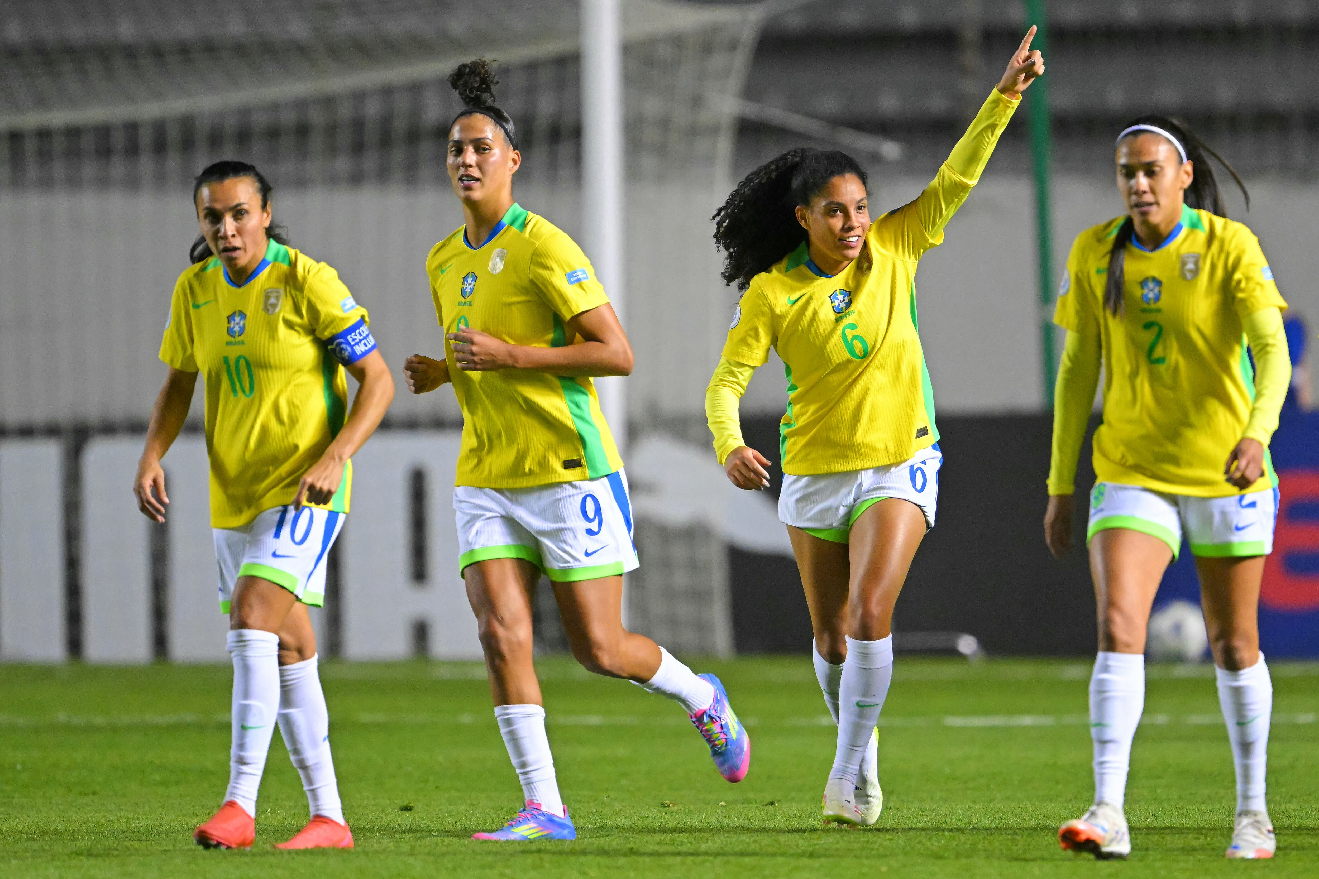 Futbolistas de Brasil celebran un gol ante Paraguay el martes 22 de julio en la Copa América Femenina Ecuador 2025. FOTO: Rodrigo Buendía - Getty Images