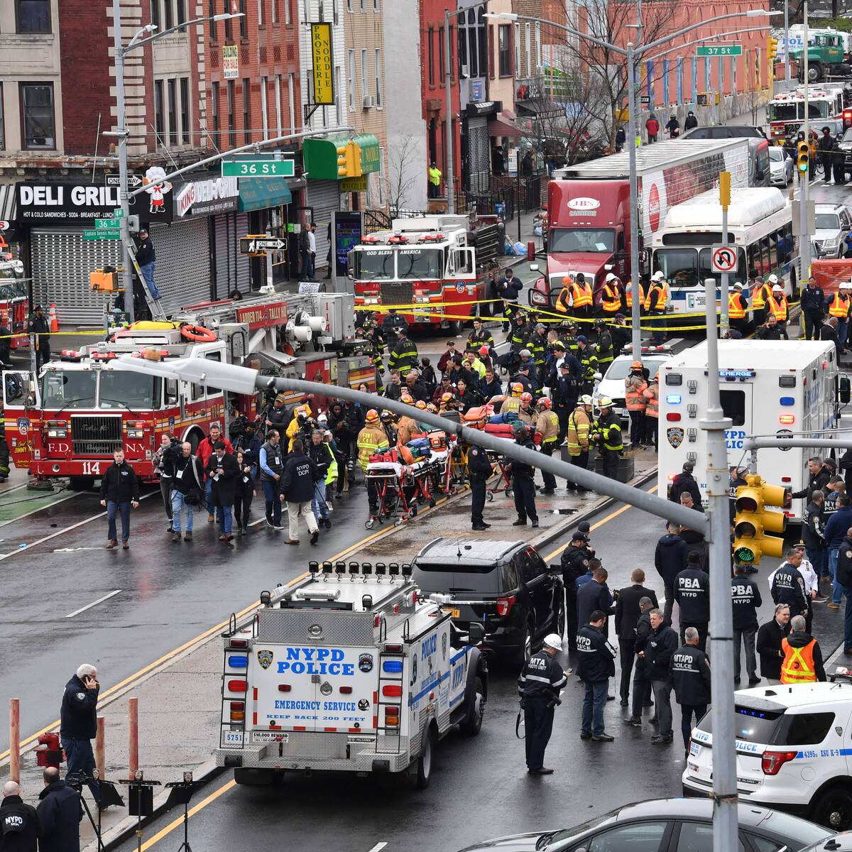 Fotos y video: los momentos de pánico que se vivieron en el tiroteo en el metro de Nueva York