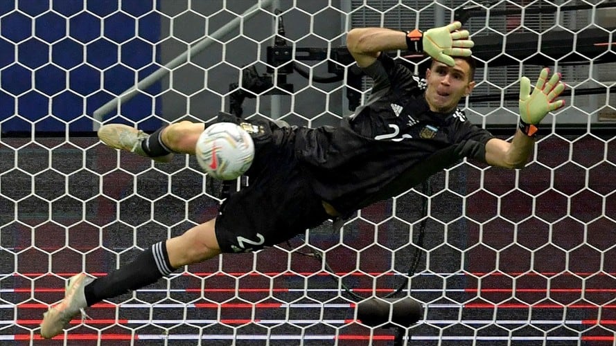 Emiliano Martínez atajando penal en la semifinal de la Copa América ante Colombia. Foto: NELSON ALMEIDA/AFP via Getty Images