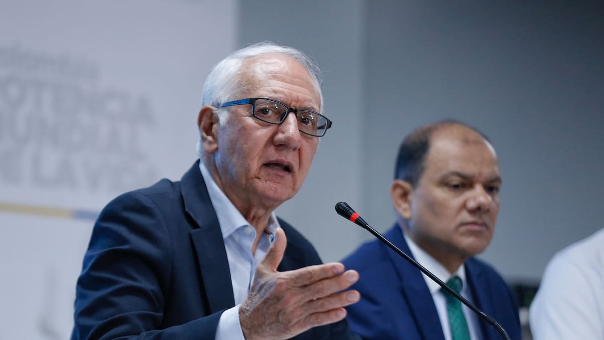 Si EPS no tienen recursos, necesitamos una reforma: MinSalud sobre Sanitas y Cruz Verde