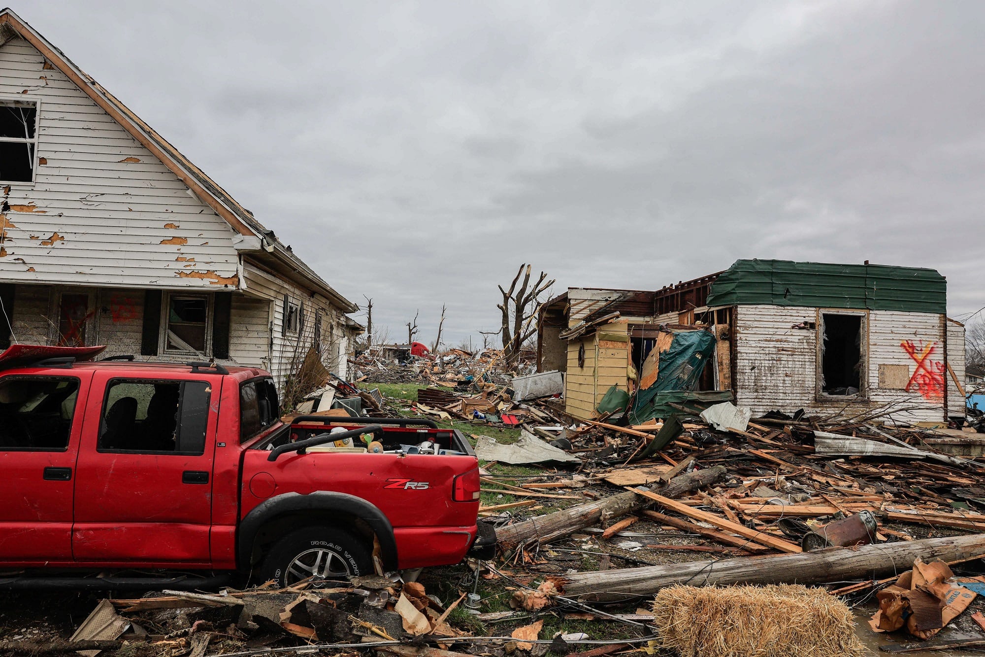 Destrozos por tornado en Arkansas. (Photo by Jeremy Hogan/SOPA Images/LightRocket via Getty Images)