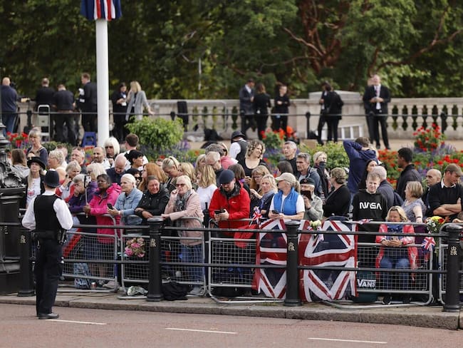 Miles de personas hacen fila en Londres para la capilla ardiente de Isabel II. Foto: EFE