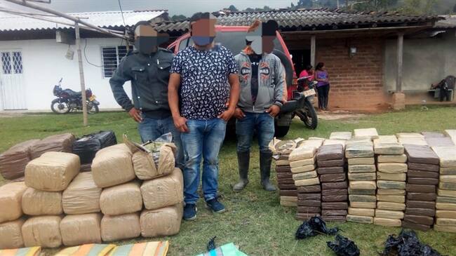 Tres personas fueron capturadas, dos en un vehículo Montero y otro en una motocicleta, quienes fueron sometidos a un castigo bajo los usos y costumbres de las comunidades. Foto: Cortesía