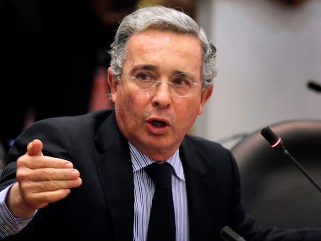 Álvaro Uribe señaló que el Centro Democrático está obligado a pronunciarse respecto al referendo revocatorio contra Juan Manuel Santos. Foto: Colprensa - Luisa González
