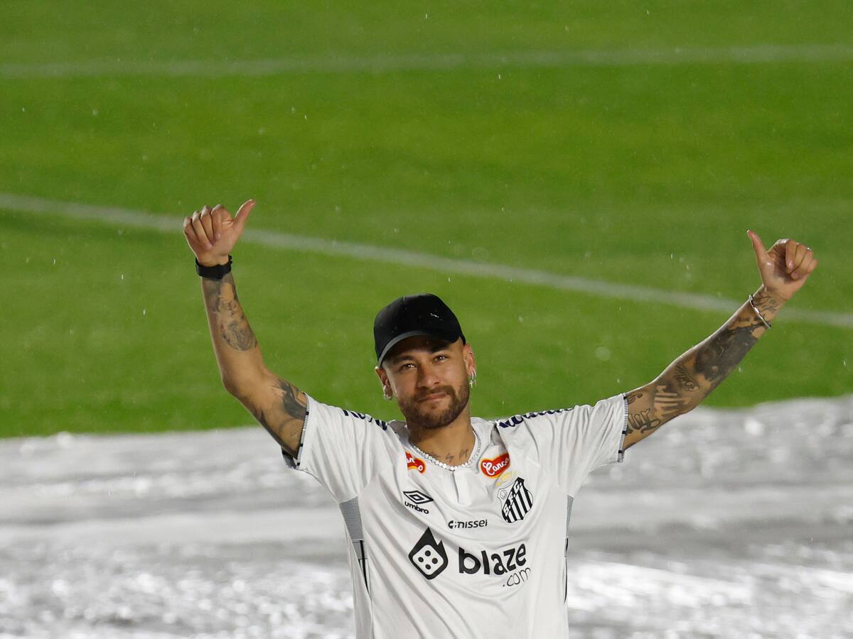 Neymar asistió a su primer entrenamiento con el Santos