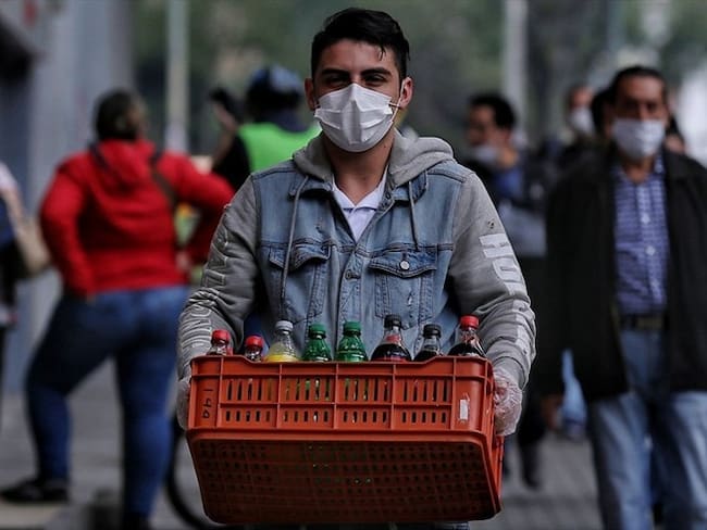Hacer una revisión del estado de salud de sus trabajadores, proporcionarles tapabocas y guantes desechables, son algunas de las medidas que les exige el Ministerio de Salud. Foto: Colprensa