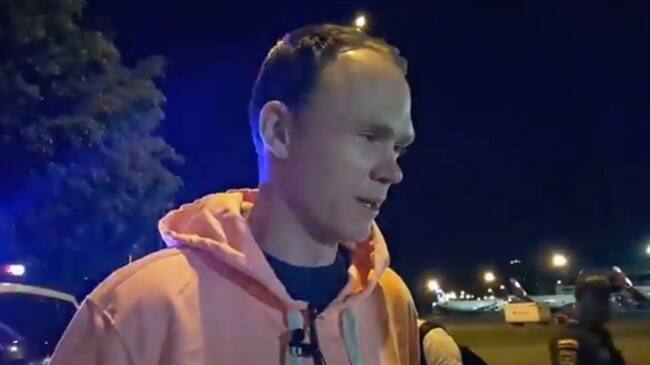 Chris Froome ya está en Colombia. Foto: Twitter @AeropuertoMDE