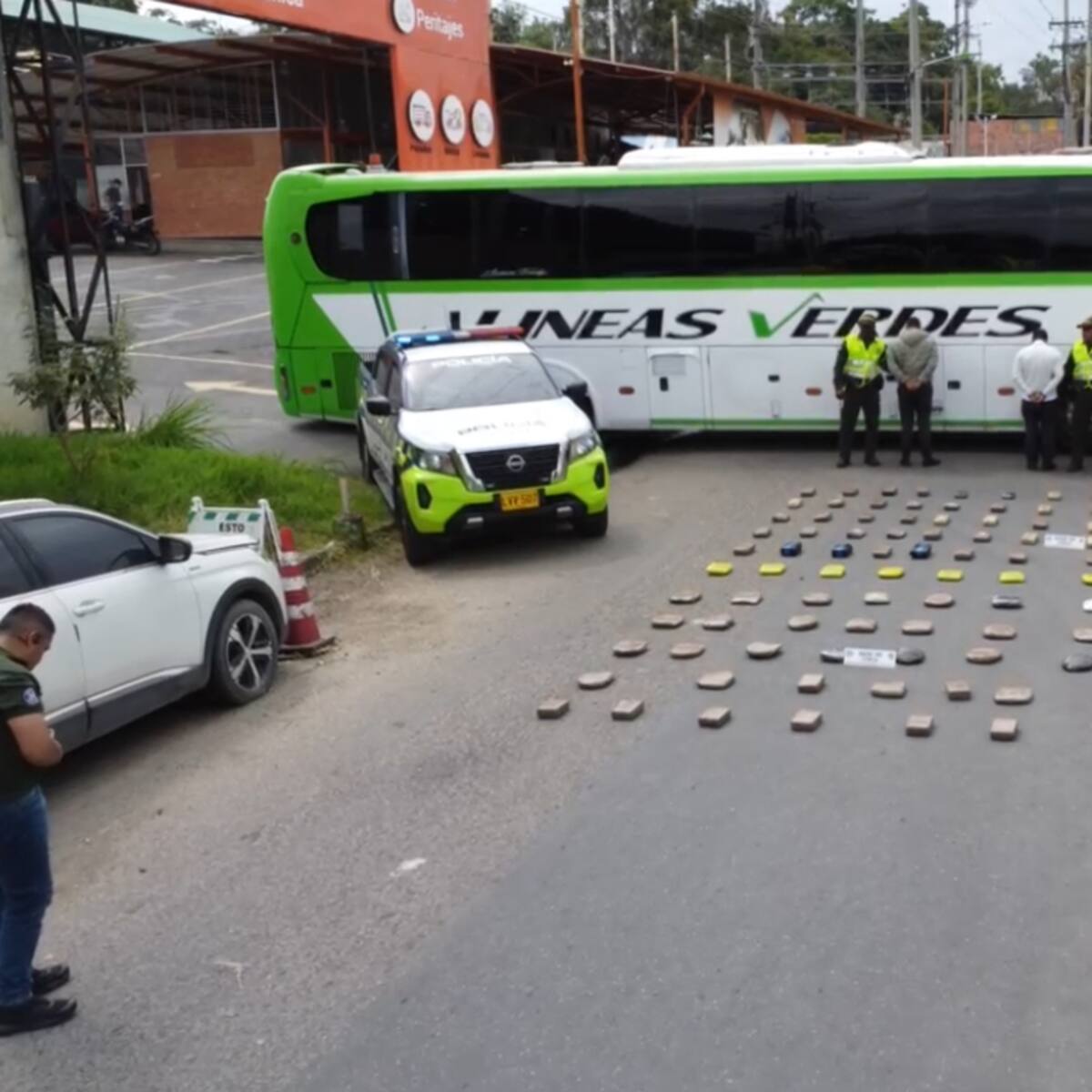 Incautan más de 2 millones de dólares en base de coca en una vía de Cundinamarca
