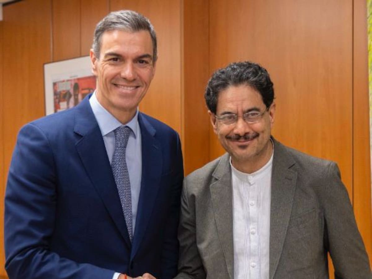 Iván Cepeda se reunió con el presidente Pedro Sánchez durante su gira de campaña en España