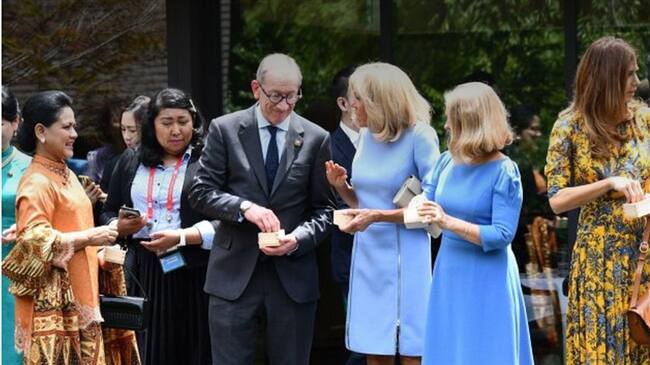 Polémica por imagen de las mujeres de los líderes del G20 alimentando peces. Foto: Agencia EFE