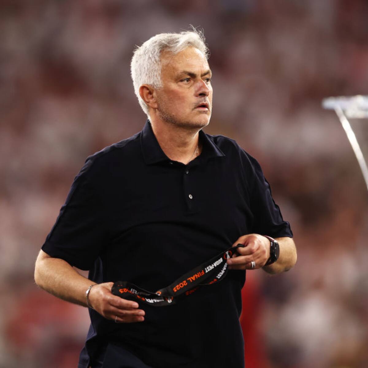 Video: el curioso gesto de Mourinho con un hincha tras perder la final de la Europa League