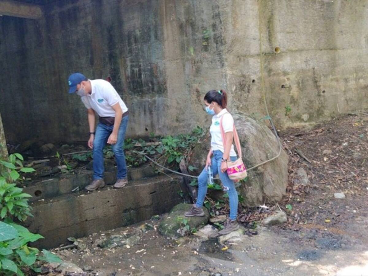 Hallan vertedero de aguas residuales y grasas en río de la Sierra Nevada