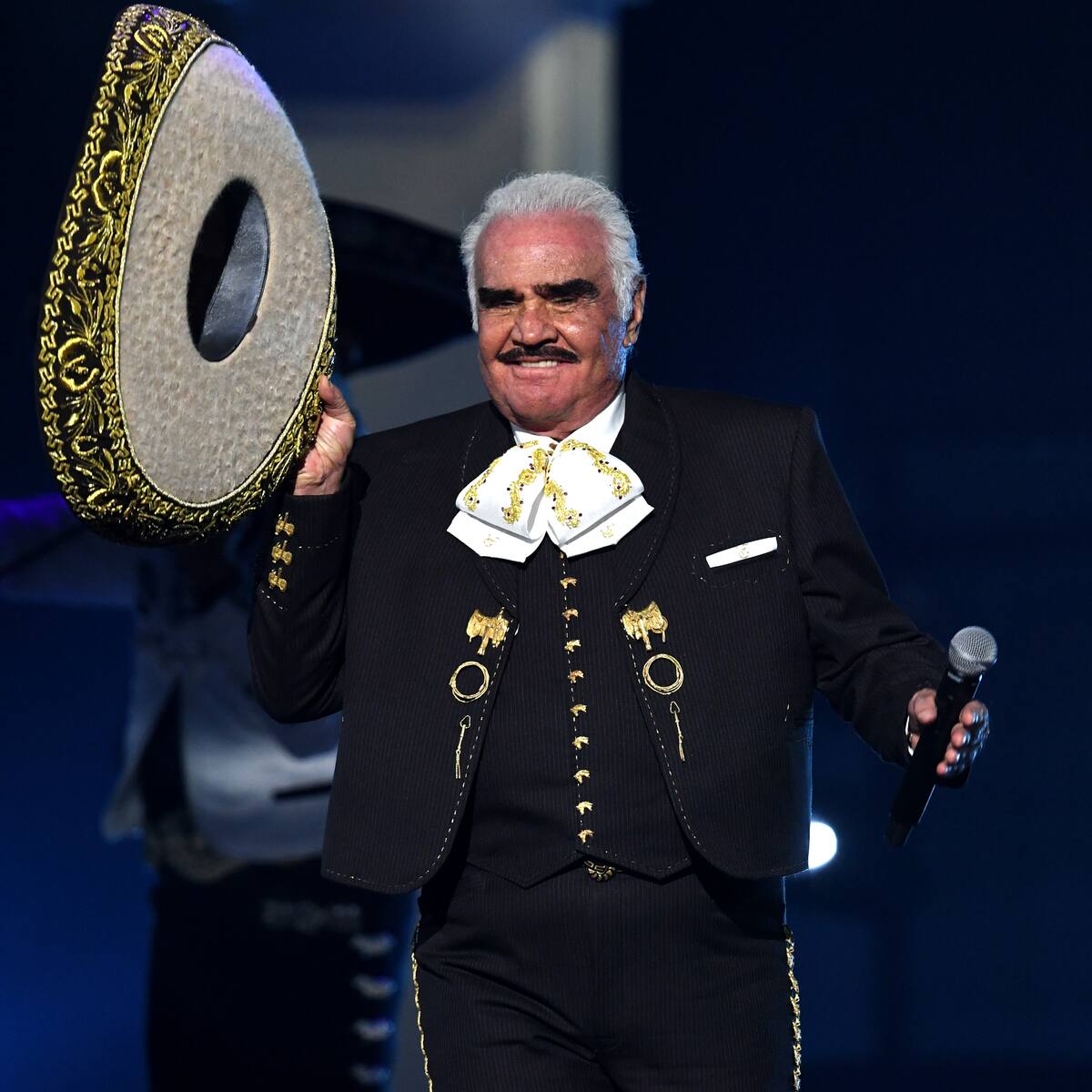 Vicente Fernández habría presentado una recaída de salud y complicaciones en un pulmón