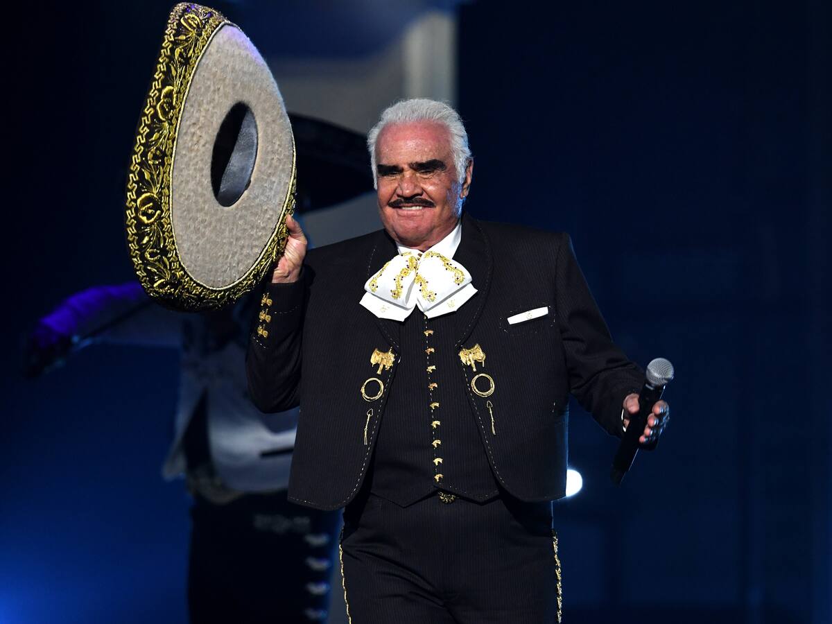Vicente Fernández habría presentado una recaída de salud y complicaciones en un pulmón