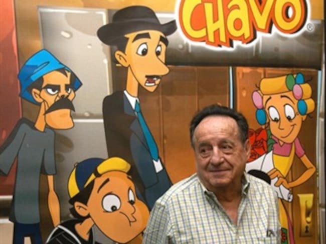 Fotografía de archivo del 10 de octubre de 2006 donde se ve al comediante mexicano Roberto Gómez Bolaños &quot;Chespirito&quot; posando frente a un cartel de &quot;El chavo. Efe.
