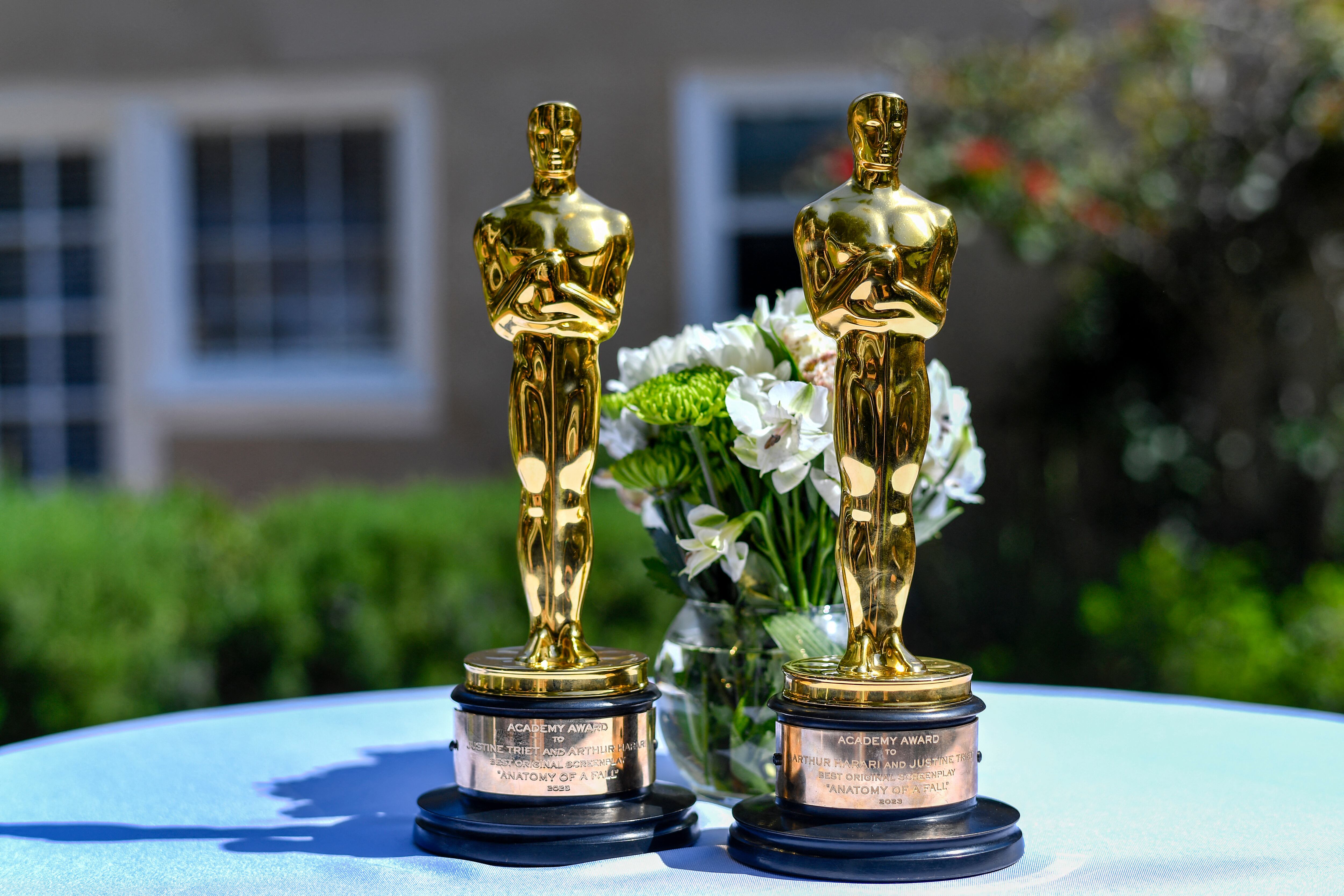 Los Oscars ganados por la directora y guionista francesa Justine Triet y Arthur Harari a Mejor Guion Original por «Anatomía de una caída». (VALERIE MACON/AFP vía Getty Images)