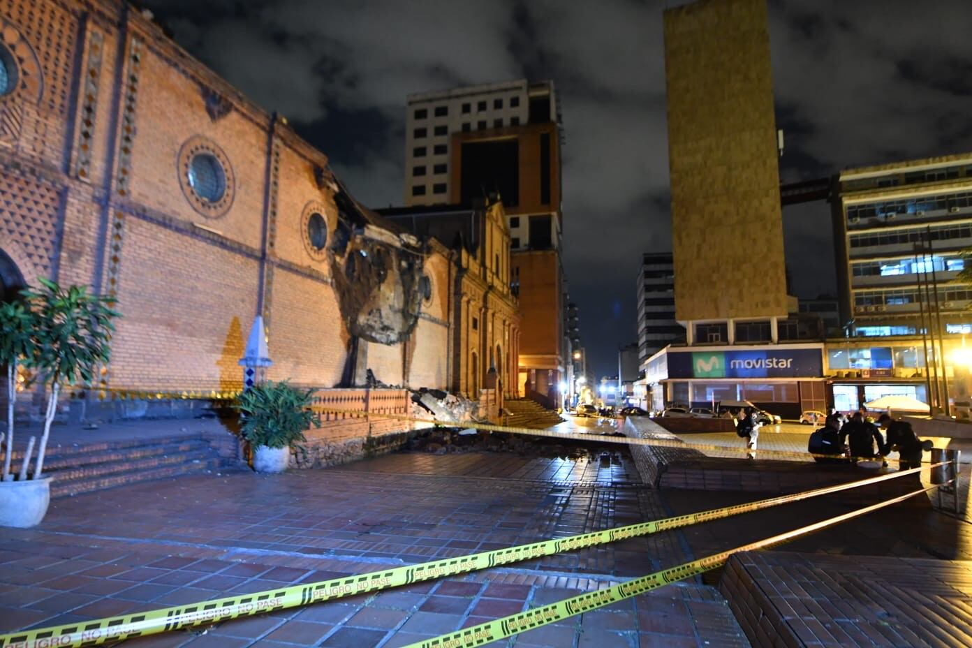Tras inspeccionar los daños que sufrió la capilla La Inmaculada del complejo histórico de San Francisco en Cali, por el desplome de una parte del techo y la fachada, la Ministra de Cultura, Angélica Mayolo, indicó que su restauración podría costar aproximadamente $1000 millones. /FOTO: Bomberos