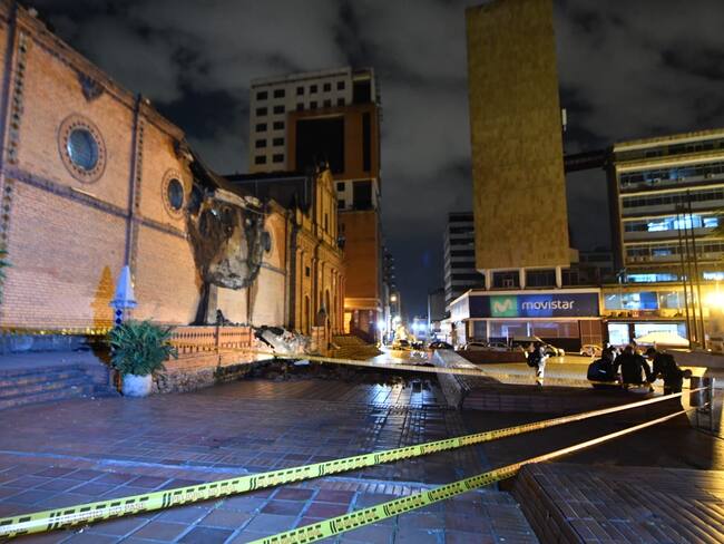 Tras inspeccionar los daños que sufrió la capilla La Inmaculada del complejo histórico de San Francisco en Cali, por el desplome de una parte del techo y la fachada, la Ministra de Cultura, Angélica Mayolo, indicó que su restauración podría costar aproximadamente $1000 millones. /FOTO: Bomberos