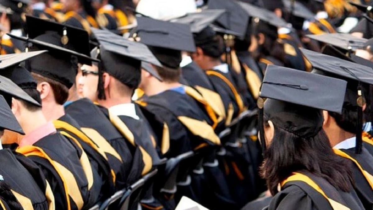 Estudiantes denuncian trabas en el proceso de graduación en una universidad
