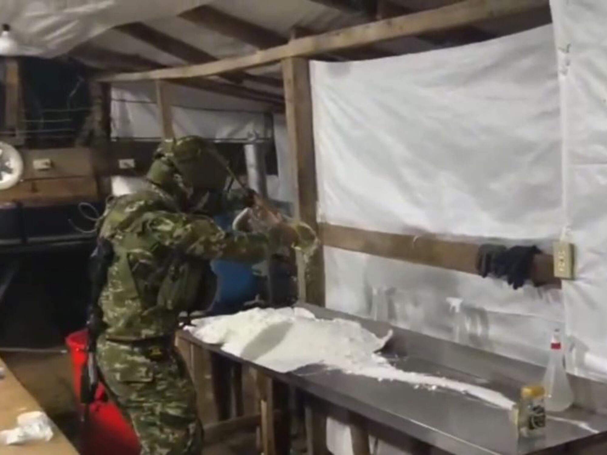 En el lugar fueron incautadas mas de 1100 kilogramos de cocaína cristalizada, tres toneladas líquidas en proceso y más de cinco mil galones de insumos químicos. Crédito: Ejército Nacional.