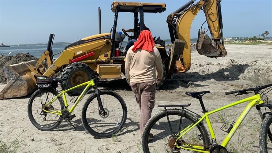 Hace poco se conoció que vecinos del sector turístico a El Laguito, en Cartagena realizaron una apertura para lograr el ingreso del mar al cuerpo de agua.. Foto: Cortesía